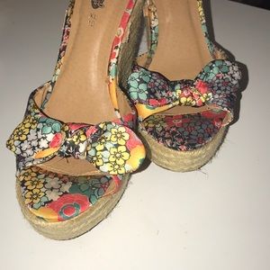Floral print wedges